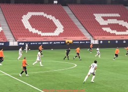 金年会app-英超球员“烤鸡游戏”趣闻及体育文化现象